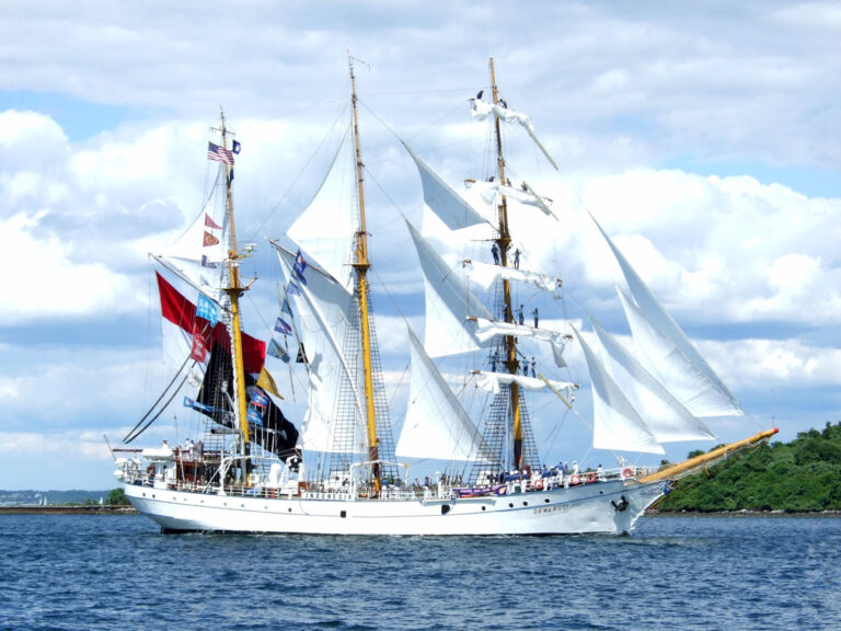 kapal-terbaik-kelas-dewaruci-keindahan-dan-keunggulan-yang-memukau