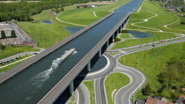 pilihan-kapal-terbaik-untuk-menyeberangi-jembatan
