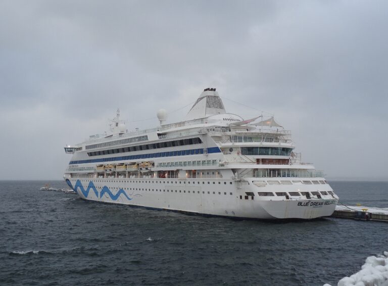 kapal-pesiar-blue-dream-melody-wisata-laut-yang-menawan
