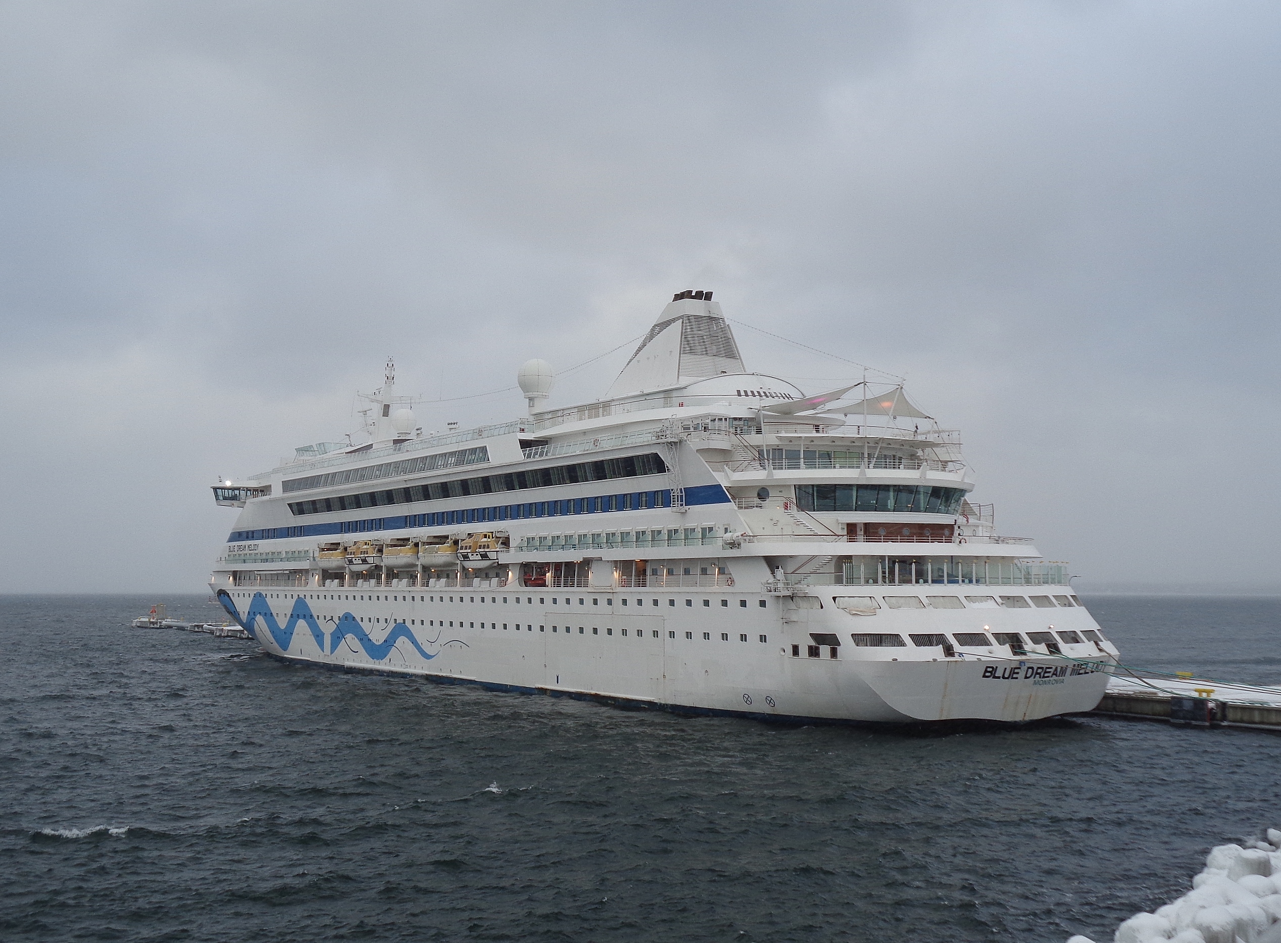 kapal-pesiar-blue-dream-melody-wisata-laut-yang-menawan