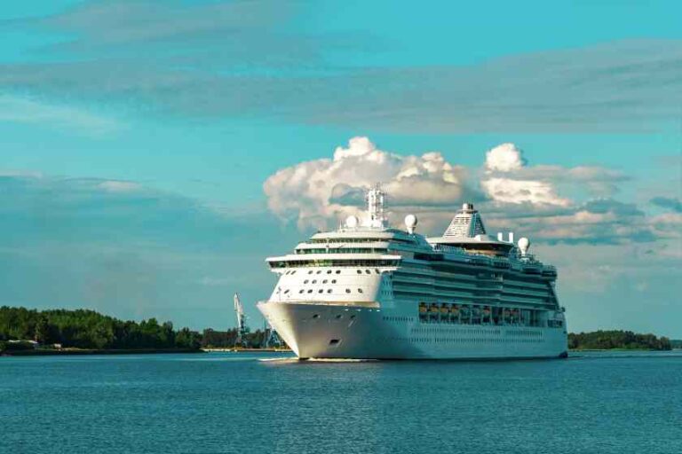 kapal-pesiar-carnival-vista-pengalaman-liburan-mewah-di-laut