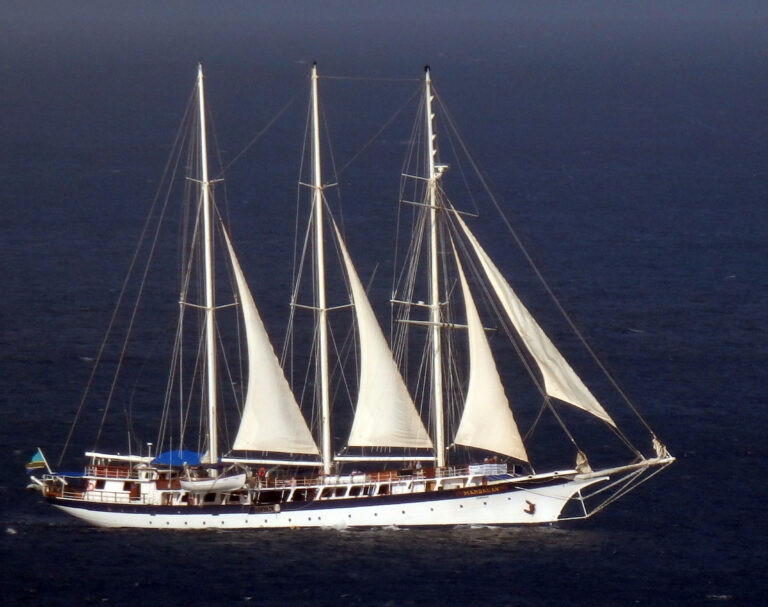 kapal-pesiar-yankee-clipper-sejarah-dan-keindahan-kapal-laut