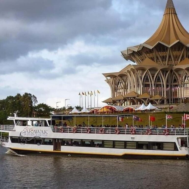kapal-pesiar-pelayaran-sungai-sarawak-wisata-menelusuri-sungai