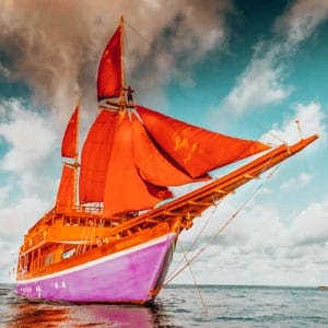 kapal-pesiar-perahu-merah-besar-keindahan-dan-fasilitasnya