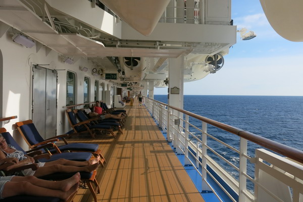 suasana-elegan-dan-tenang-di-dalam-kapal-pesiar