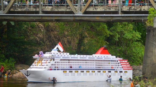 kapal-pesiar-perahu-merah-besar-keindahan-dan-fasilitasnya