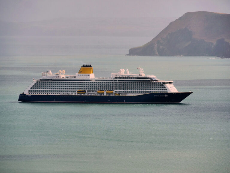 mengenal-kapal-pesiar-spirit-of-adventure-petualangan-laut-yang-menawan